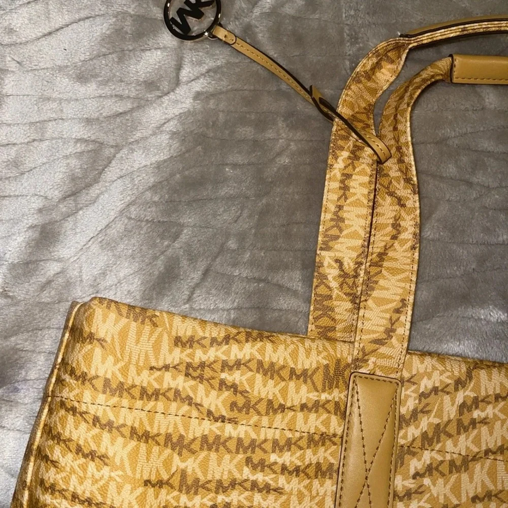 Michael Kors Large Tote bag- Yellow NEW with TAGS - Picture 7 of 8